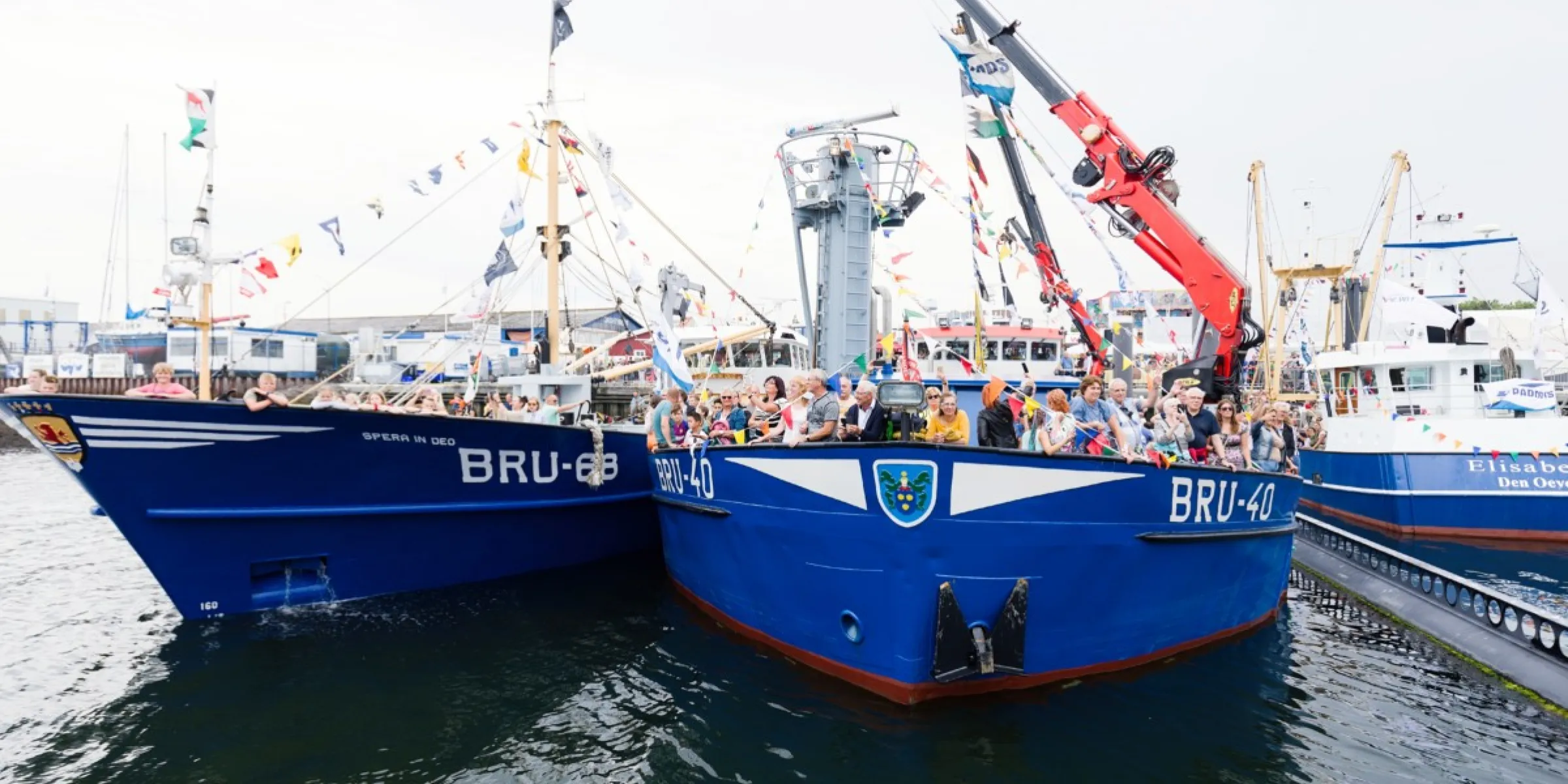 2 kotters met vlaggetjes